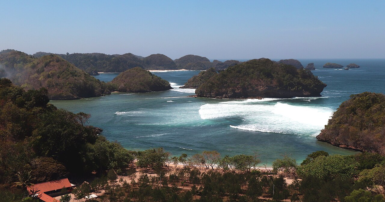 Pantai Teluk Asmara