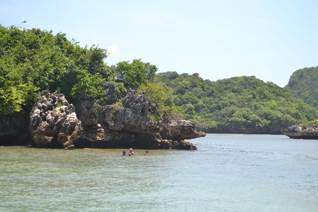 Pantai Tiga Warna