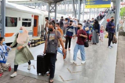 Puncak Arus Mudik di Stasiun Malang Terlihat Mulai H-3 Lebaran 2022 - Suryamalang.com